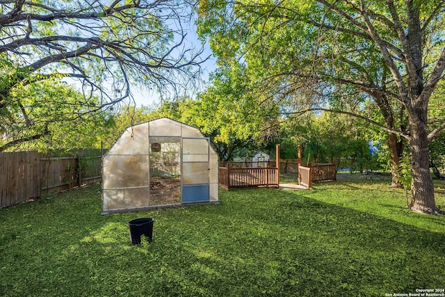 view of yard with an outbuilding