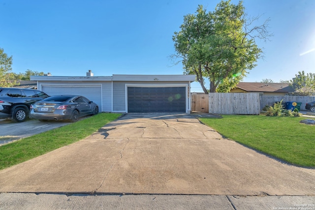 single story home featuring a front lawn