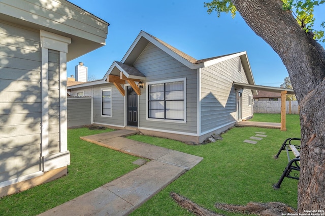 view of front of home featuring a front yard