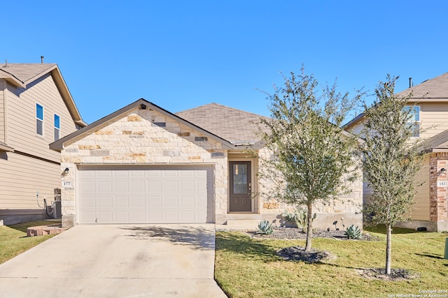 view of front facade with a garage and a front yard