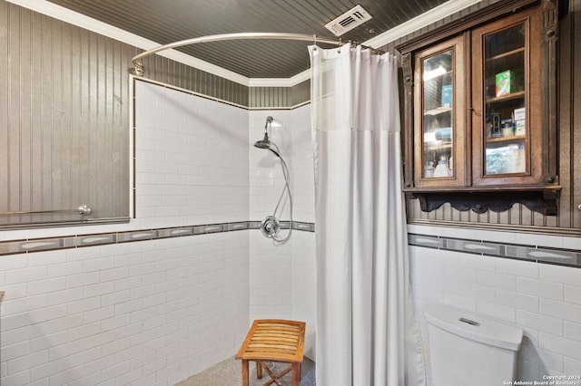 bathroom featuring a shower with shower curtain, toilet, and ornamental molding