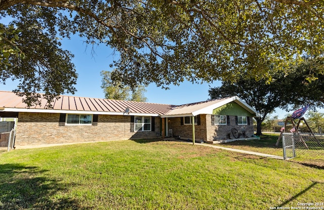 view of front facade featuring a front lawn