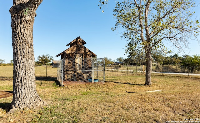 view of yard with a rural view and an outdoor structure