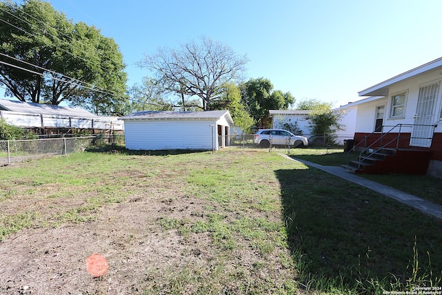 view of yard featuring an outdoor structure