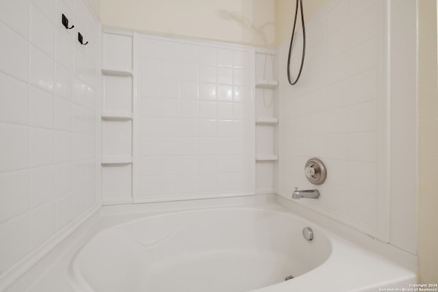 bathroom with tiled shower / bath combo