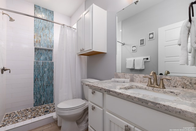 bathroom with a shower with curtain, vanity, and toilet