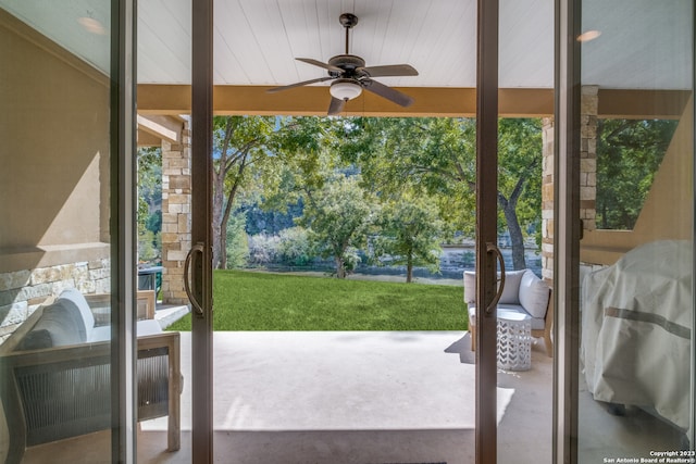 entryway with ceiling fan