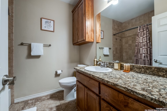 bathroom featuring a shower with curtain, vanity, and toilet