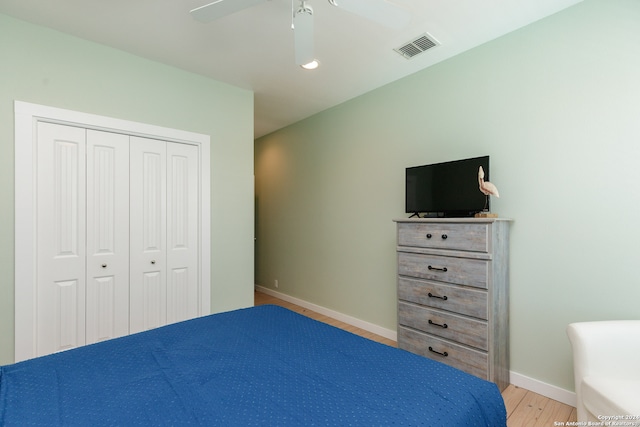 unfurnished bedroom featuring light wood-type flooring, a closet, and ceiling fan