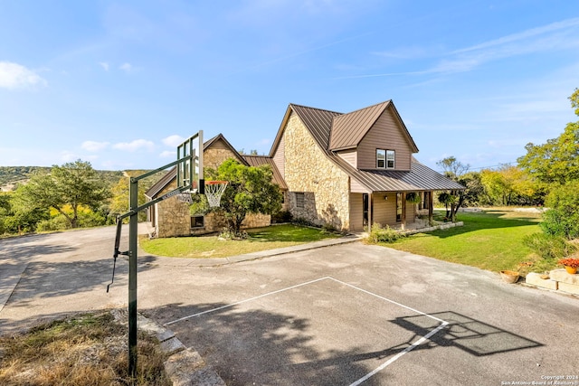 exterior space featuring a front yard