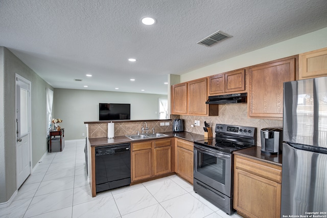 kitchen with backsplash, sink, a textured ceiling, kitchen peninsula, and stainless steel appliances