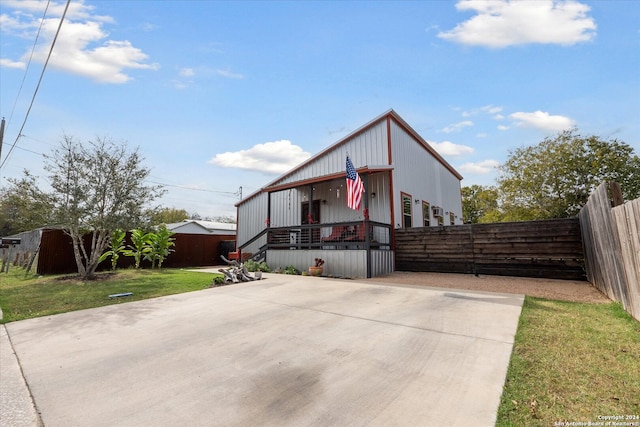 view of front of house with covered porch and a front lawn