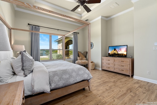 bedroom featuring ceiling fan, crown molding, and light hardwood / wood-style floors