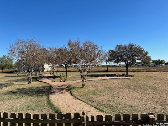 view of yard featuring a rural view