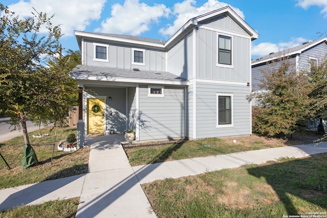 view of front of property featuring a front yard