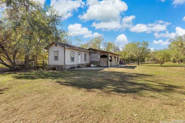 single story home featuring a front lawn