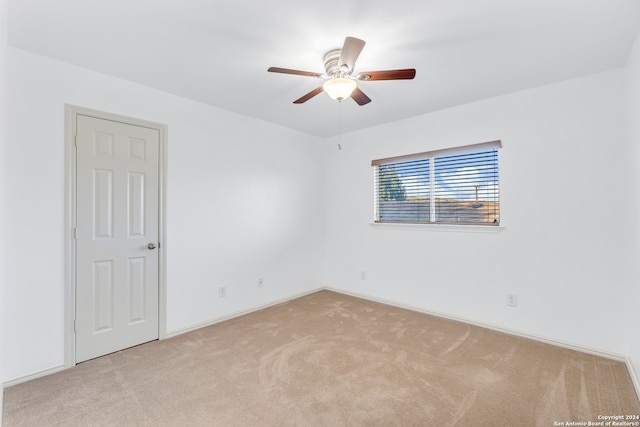 unfurnished room with light carpet and ceiling fan