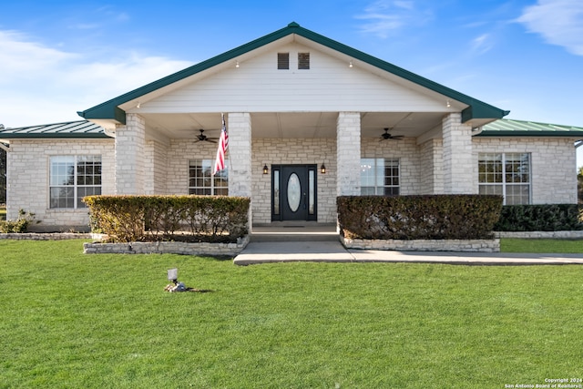 view of front of home with ceiling fan, a porch, and a front lawn