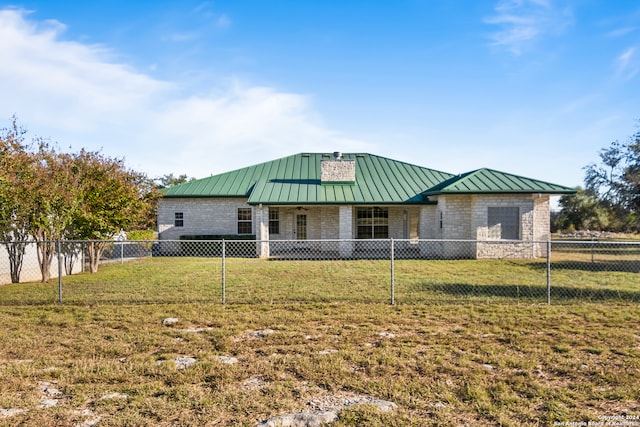 view of front of property featuring a front yard