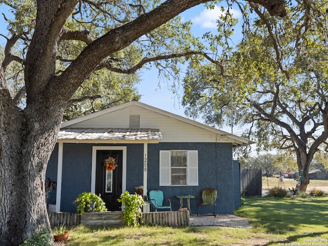 view of front of home featuring a front lawn