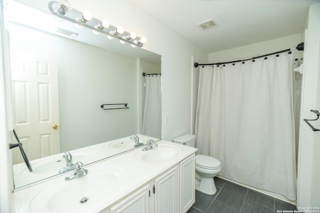 bathroom featuring a shower with shower curtain, vanity, and toilet