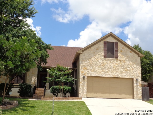 view of front of home featuring a front yard