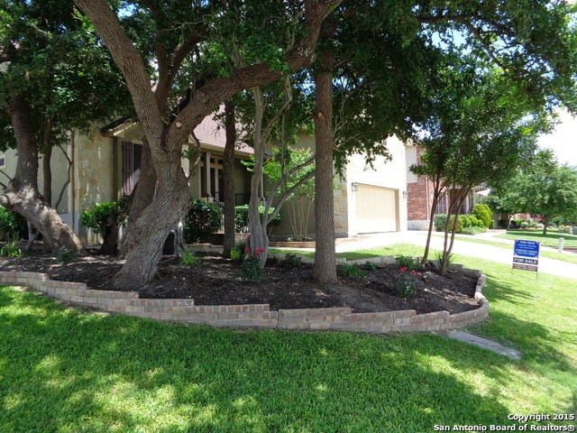 view of front facade featuring a front lawn and a garage