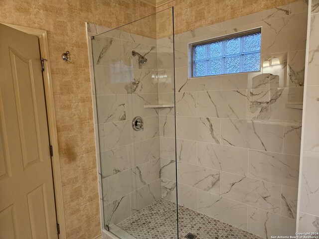 bathroom featuring a tile shower