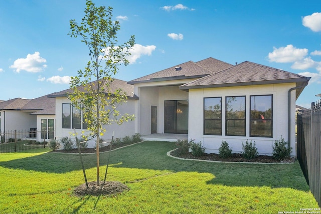 view of front of home featuring a front yard