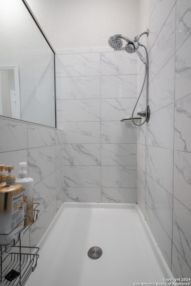 bathroom featuring a tile shower