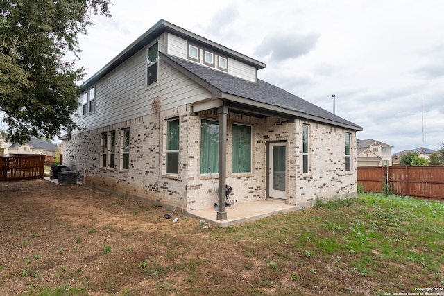 view of front of home featuring a front yard and a patio