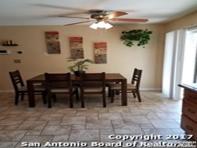 dining space with ceiling fan