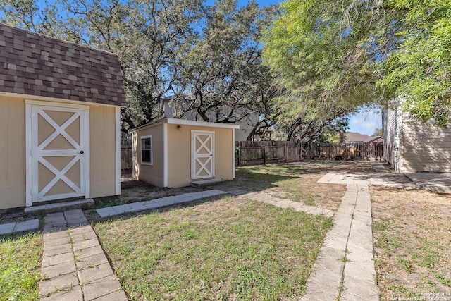 view of yard featuring a storage unit