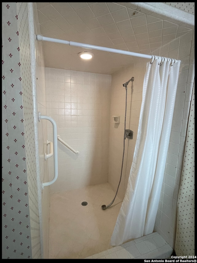 bathroom featuring a shower with curtain