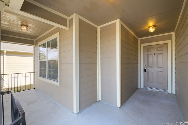 entrance to property featuring covered porch