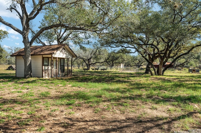 view of yard featuring an outbuilding