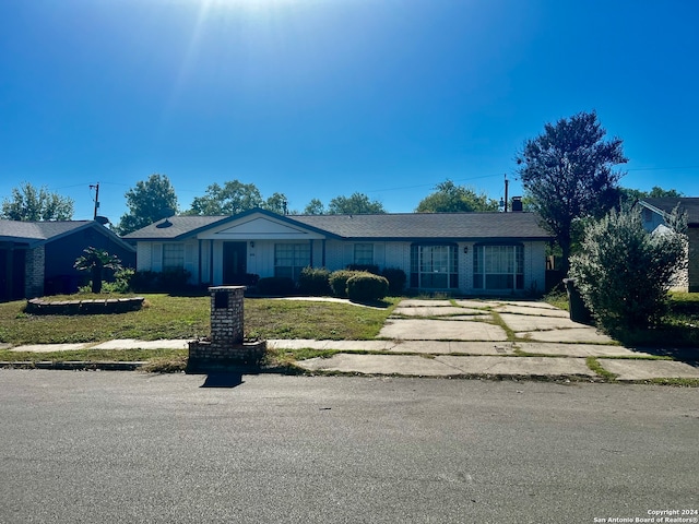 single story home featuring a front yard