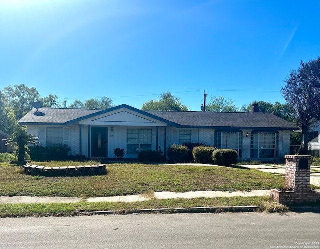 single story home featuring a front yard