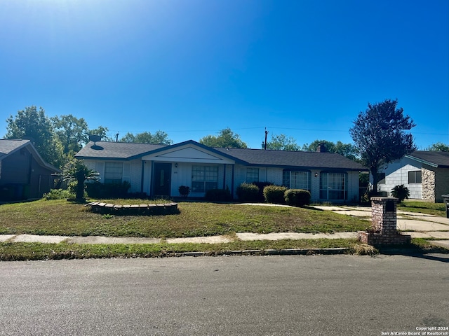 single story home featuring a front yard