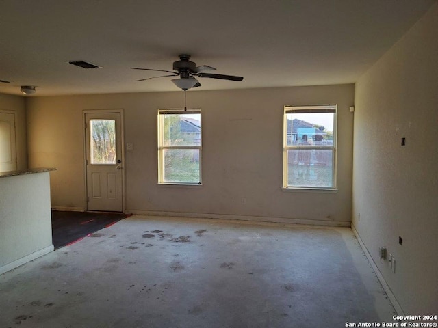 entryway featuring ceiling fan