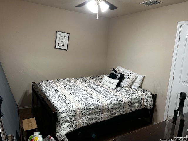 bedroom with ceiling fan