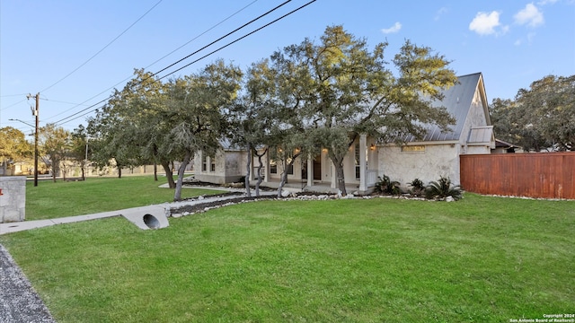 view of front facade with a front yard