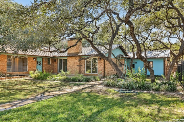 ranch-style house featuring a front lawn