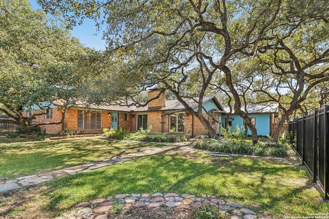 view of front of property featuring a front lawn