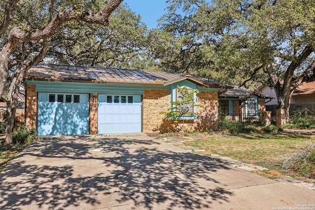 view of front facade featuring a garage and a front lawn