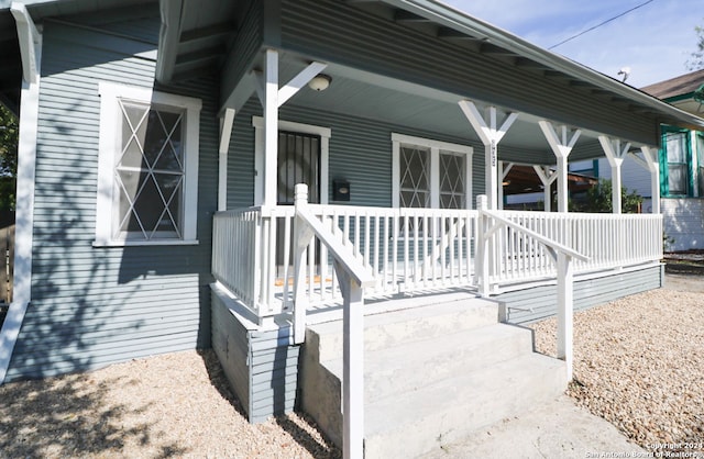 property entrance featuring a porch