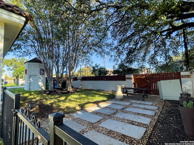 view of yard with a shed