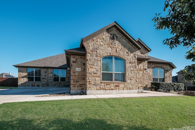 view of front facade featuring a front yard and a patio