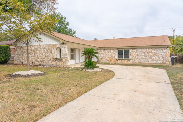 ranch-style home featuring a front lawn