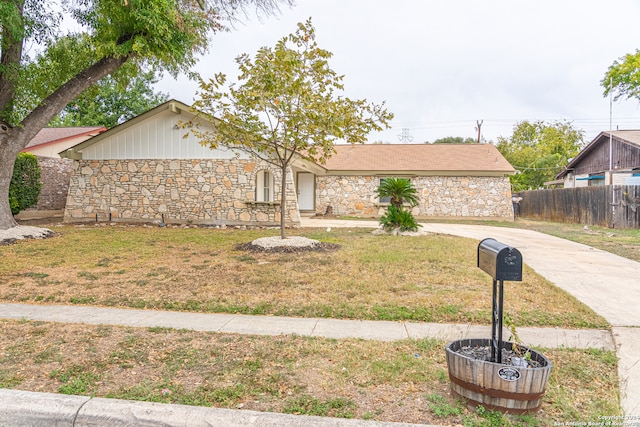 view of front of property with a front yard